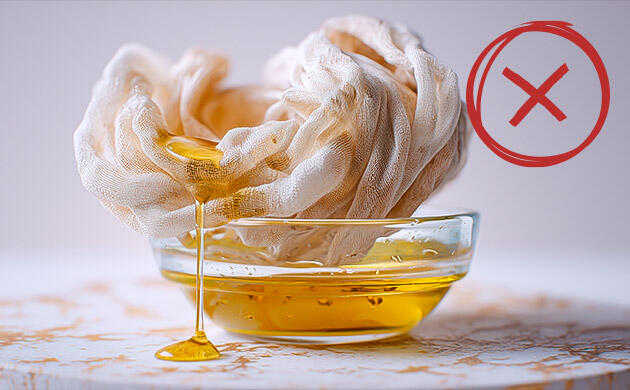 Процеживание канна-масла через марлю без сильного отжима