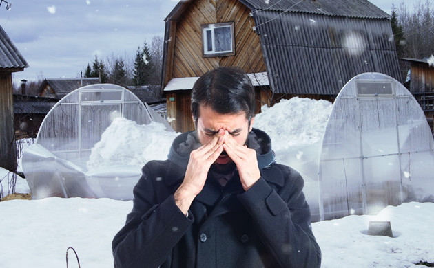 Заваленная снегом теплица