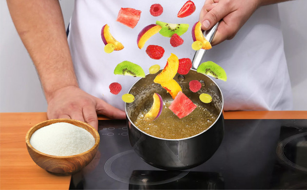 Добавление фруктов в кастрюлю