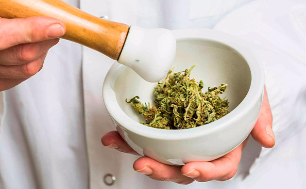 Размельчить соцветия в ступе