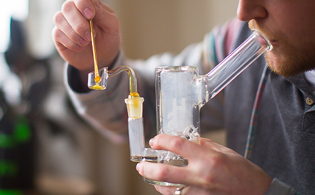 Бонг и смола марихуаны