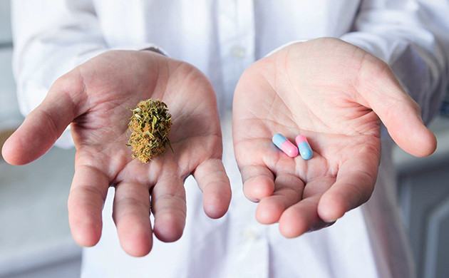 Таблетки и шишка марихуаны